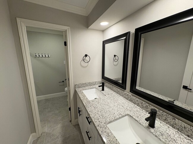 Building Photo - Totally redone 4 bedrooms townhouse.