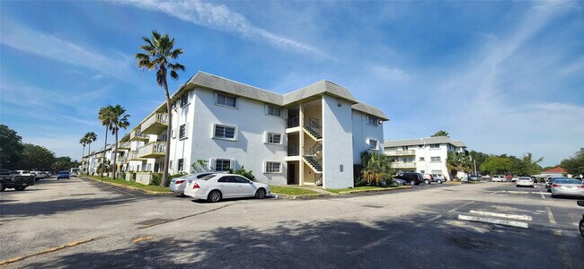 Building Photo - 15221 NE 6th Ave