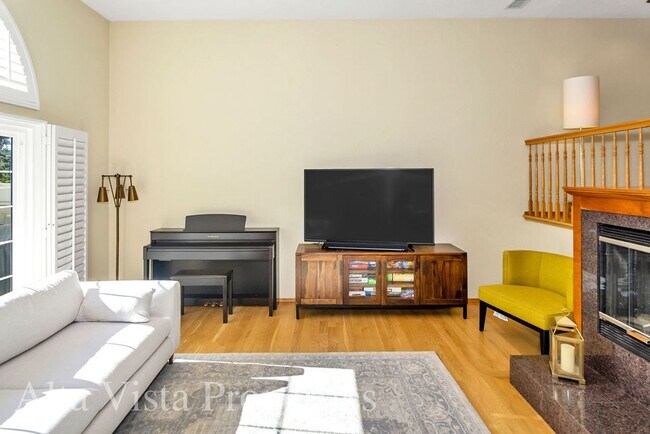 Building Photo - Beautiful Dual Master bedroom Townhome in ...