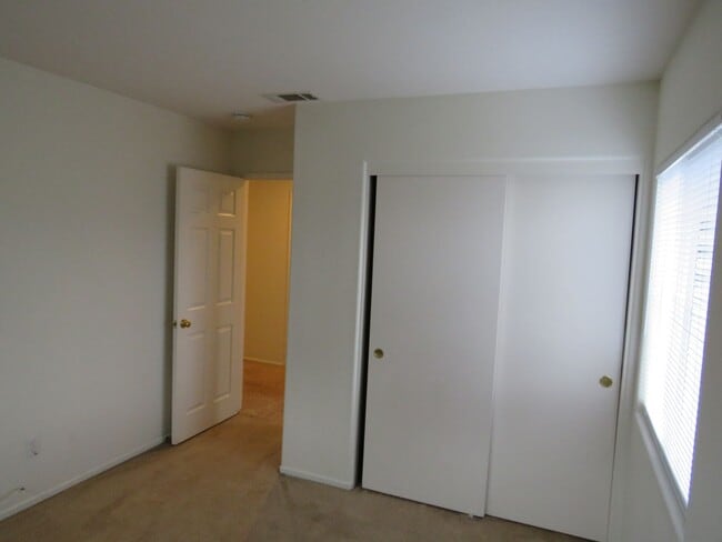 Building Photo - Autumn Glenn Large Two Story Home Near Sho...
