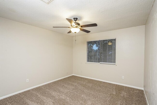 Building Photo - 8010 Goldengrove Dr