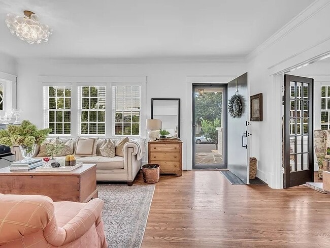 Building Photo - 1514 Sweetbriar Ave