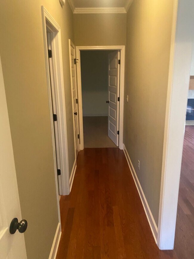 Building Photo - 3 bed / 2 bath Forest Glen