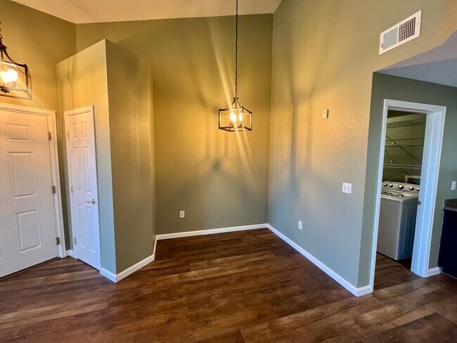 Building Photo - 1 bed 1 bath w/ Beautiful Mountain views!