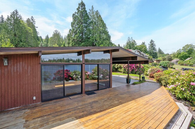 Building Photo - 3-Bed Waterfront Home in Vaughn