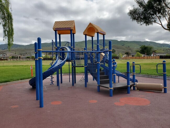 Building Photo - Wonderful 5bd / 3.5ba with 2 master suites