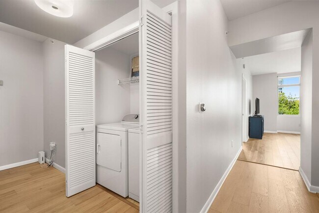 Building Photo - 54 Rainey St