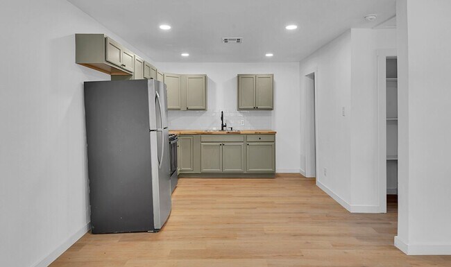 Building Photo - 3904 Speight Ave