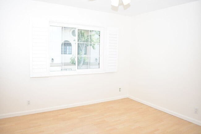 Building Photo - Flooring throughout 3 bd 2.5 ba Condo (San Diego, 92122)