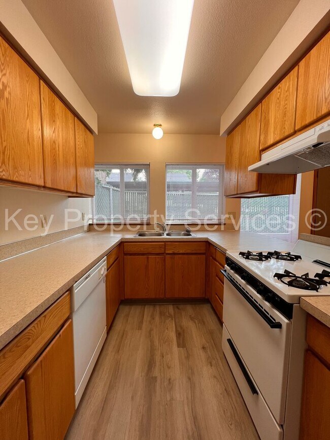 Building Photo - Vancouver Two Bedroom Townhome with Backyard