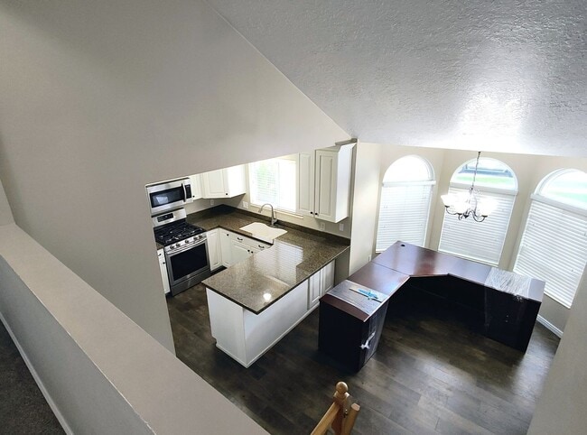 Building Photo - Great 4 Bd 3 Bath Home in Sandy