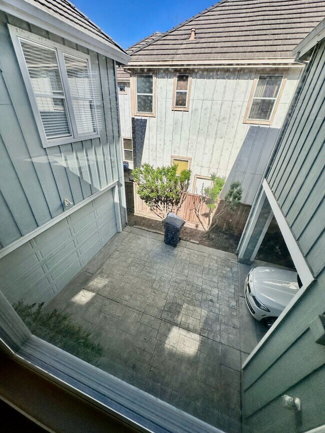 Building Photo - 4 bed/ 4.5 bath in Santa Rosa