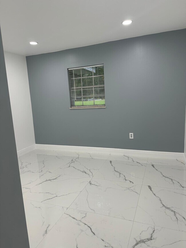 Building Photo - 935 34th Ave