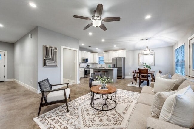 Building Photo - 2205 N Hickory St