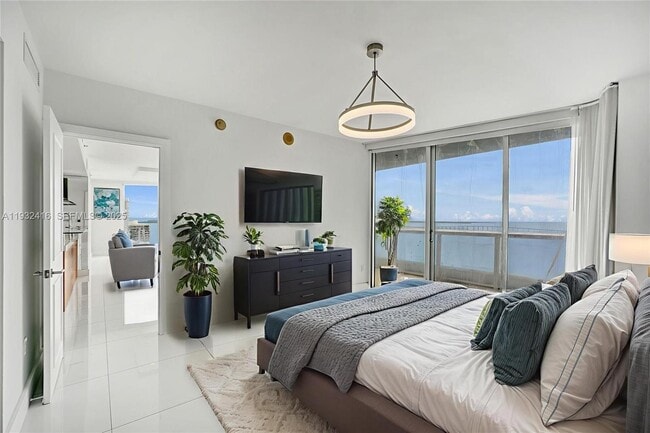 Building Photo - 495 Brickell Ave