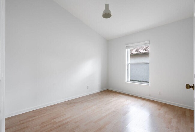 Building Photo - 1975 Oak Berry Cir