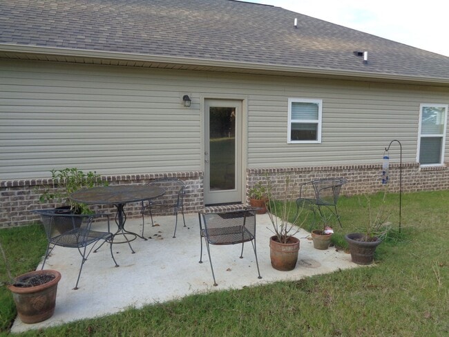 Building Photo - 3BR/2BA Home