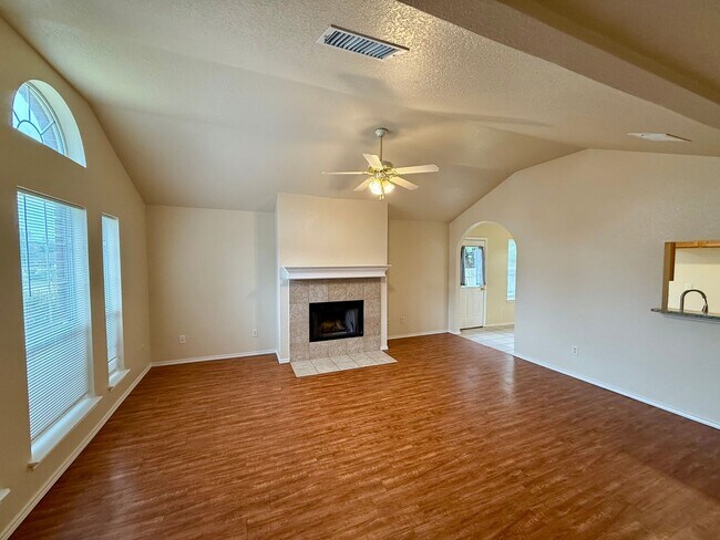 Building Photo - Beautiful 3 bedroom, 2 bathroom home in th...