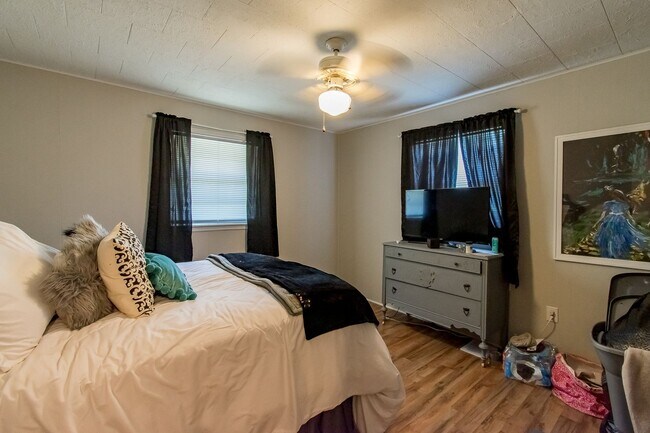 Building Photo - 3 Bedroom 2 Bath Home Walking Distance to Campus!