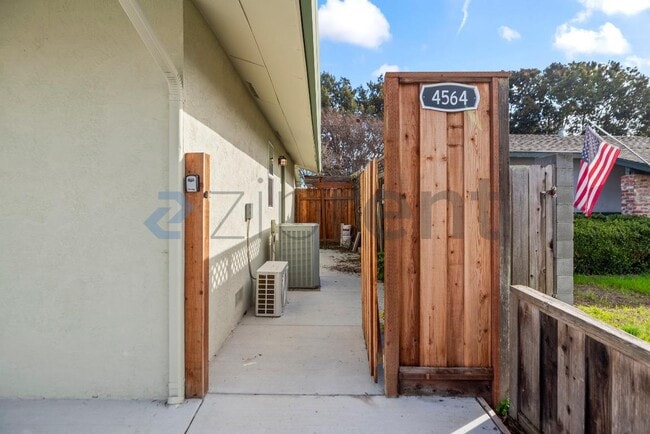 Building Photo - 4564 Angeles Ave