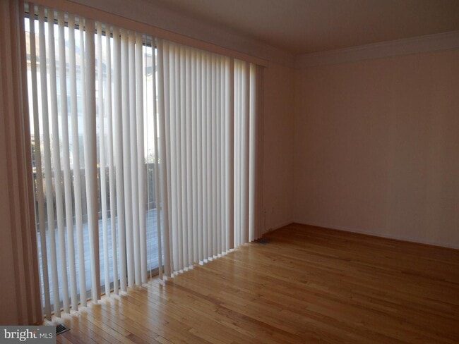 Building Photo - Effortless Living: Spacious Townhome with Wood Floors