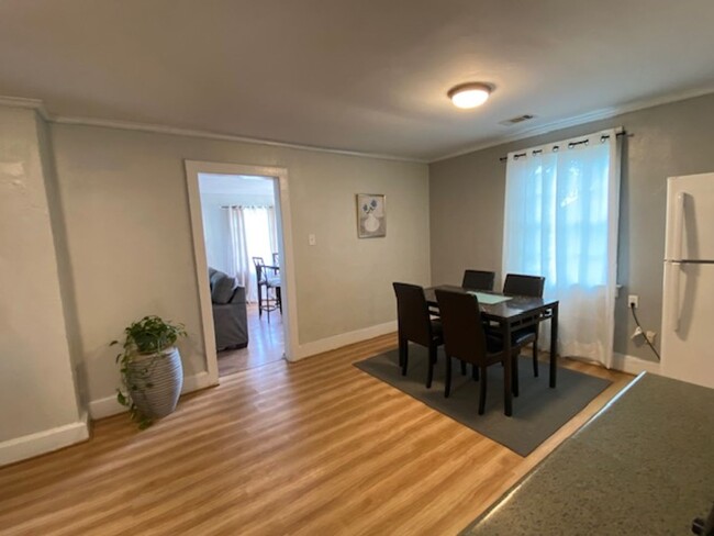 Building Photo - 3 bedrooms /2 bathrooms