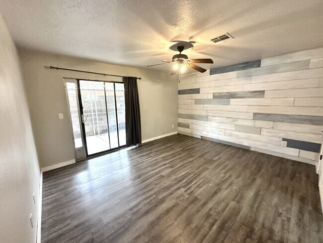 Building Photo - "Charming 2-Bed, 2-Bath Townhouse with Cozy Fireplace in Prime St. George Location!"