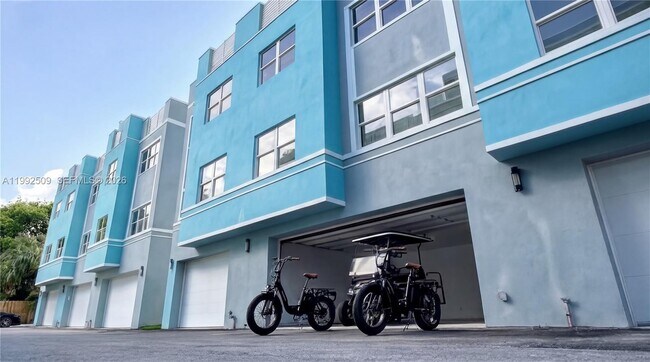 Building Photo - 824 SE 12th Ct