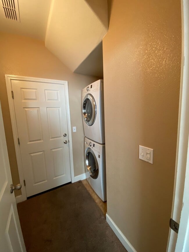 Building Photo - Beautiful Condominum Across From Great Pub...