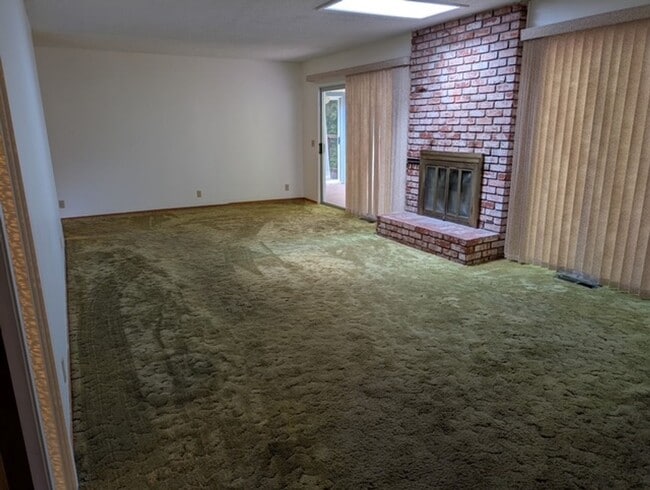 Building Photo - Well located, 4/2, Redwood views