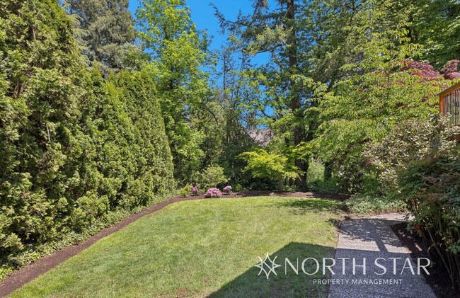 Building Photo - One Level Living in Lake Oswego