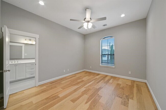 Building Photo - 1121 E 27th St