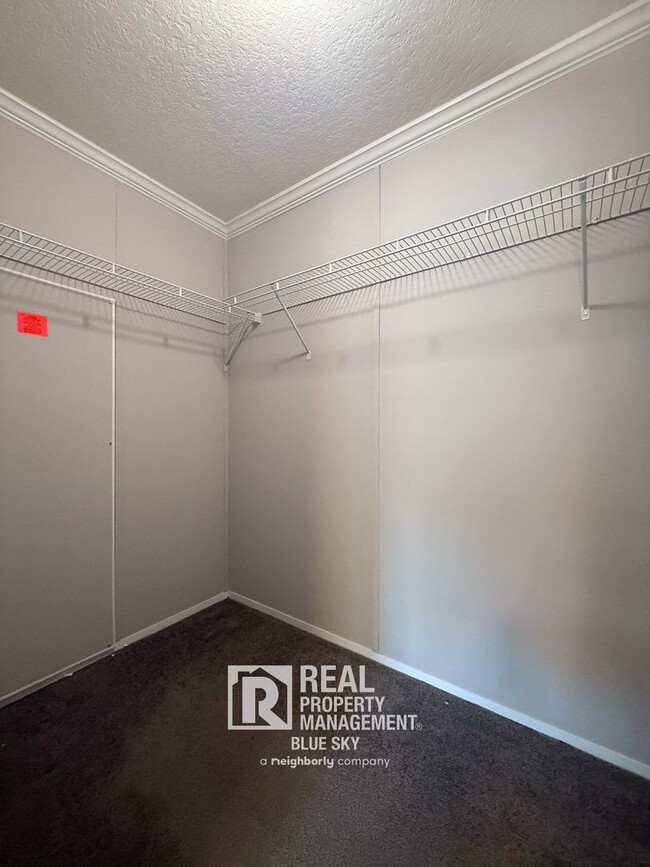 Building Photo - SPACIOUS 4 BEDROOM HOME WITH MODERN FEATUR...