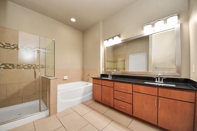 Building Photo - 5455 Richmond Ave.