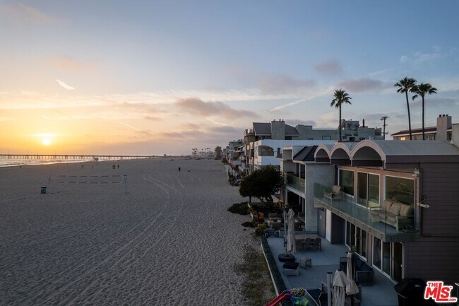 Building Photo - 3806 Ocean Front Walk