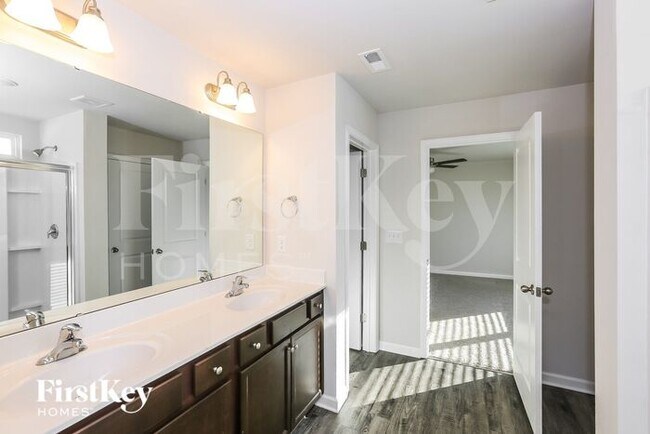 Building Photo - 3211 Newell Vlg Dr