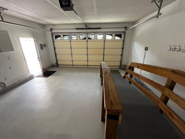 Building Photo - ***COMING SOON, JUNE 1ST*** 3 Bedroom 2 Bath house with attached garage, sun room, large back deck