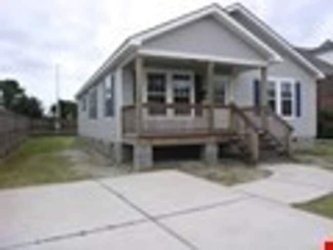 Building Photo - 611 Cedar St