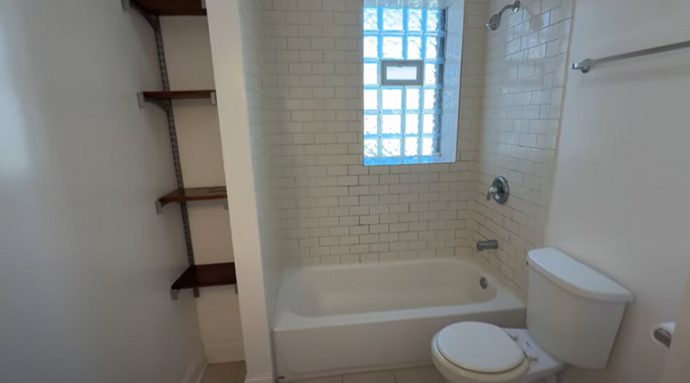 Building Photo - 4452 N Sheridan Rd