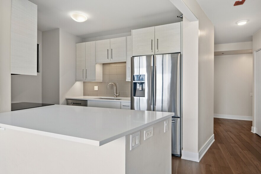 Building Photo - 400 N La Salle Dr