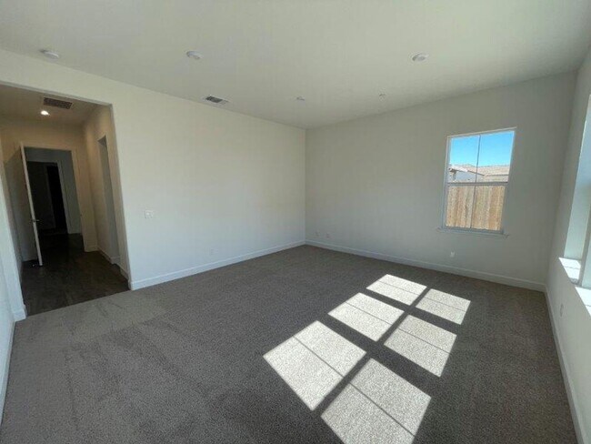 Building Photo - Fabulous Single Level 4 Bedroom in 95757
