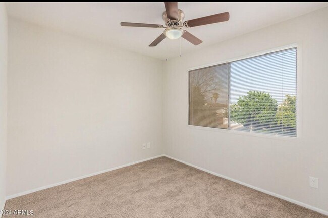 Building Photo - Spacious 4BR Townhome in Phoenix