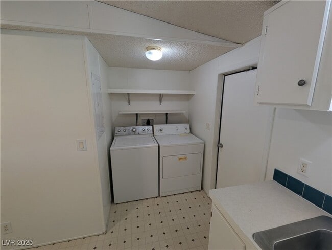 Building Photo - 2571 Silver Sage Dr