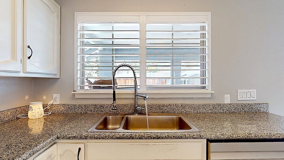 Building Photo - 204 N Santa Ana Ave