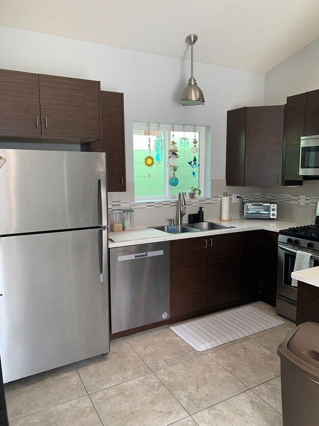 Building Photo - FURNISHED 2+ 2 Cottage - Downtown Ventura