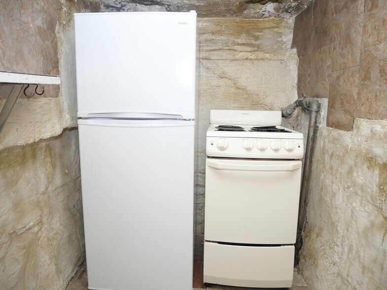 Building Photo - 257 W Newton St