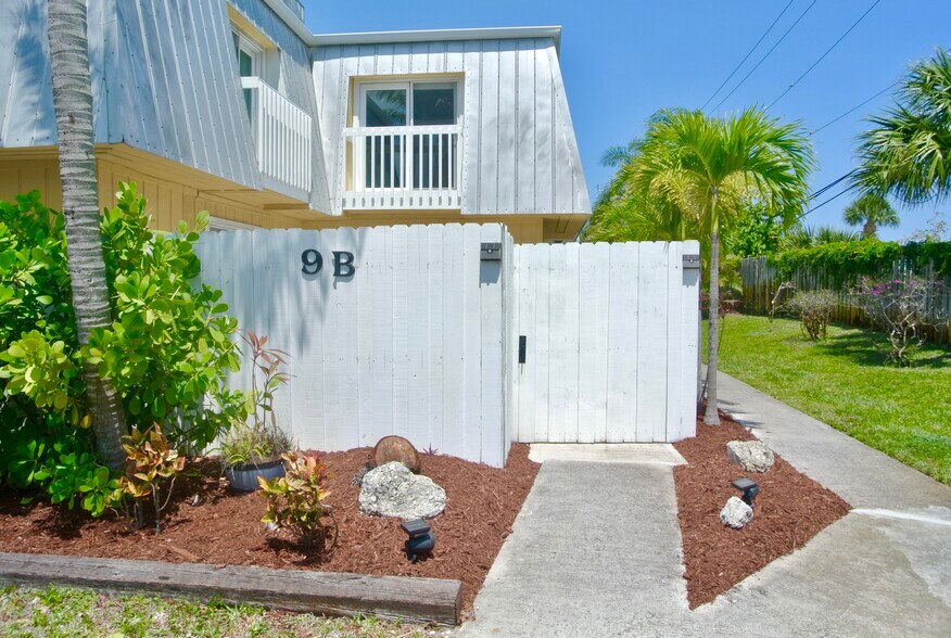 Building Photo - 141 E Riverside Dr