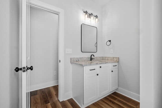 Building Photo - Beautiful and Modern Home!