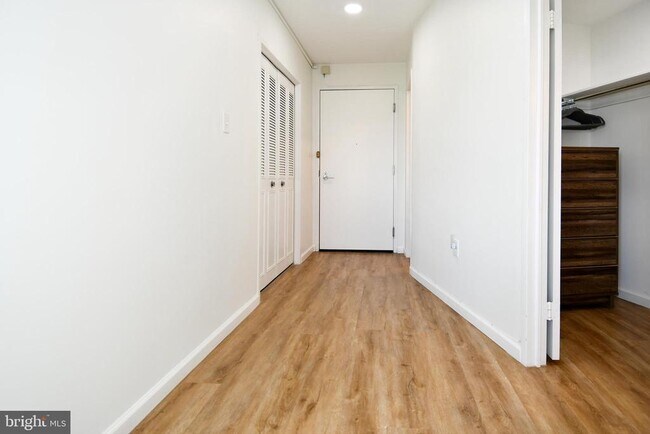 Building Photo - 10201 Grosvenor Pl
