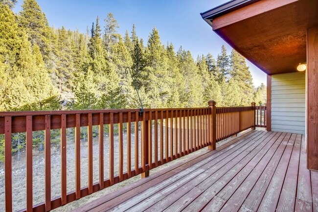 Building Photo - Heat included!  1 car garage!  Vaulted Cei...
